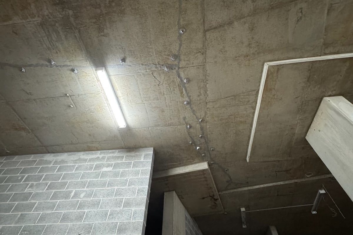 Portable injection platform setup for overhead slab crack access