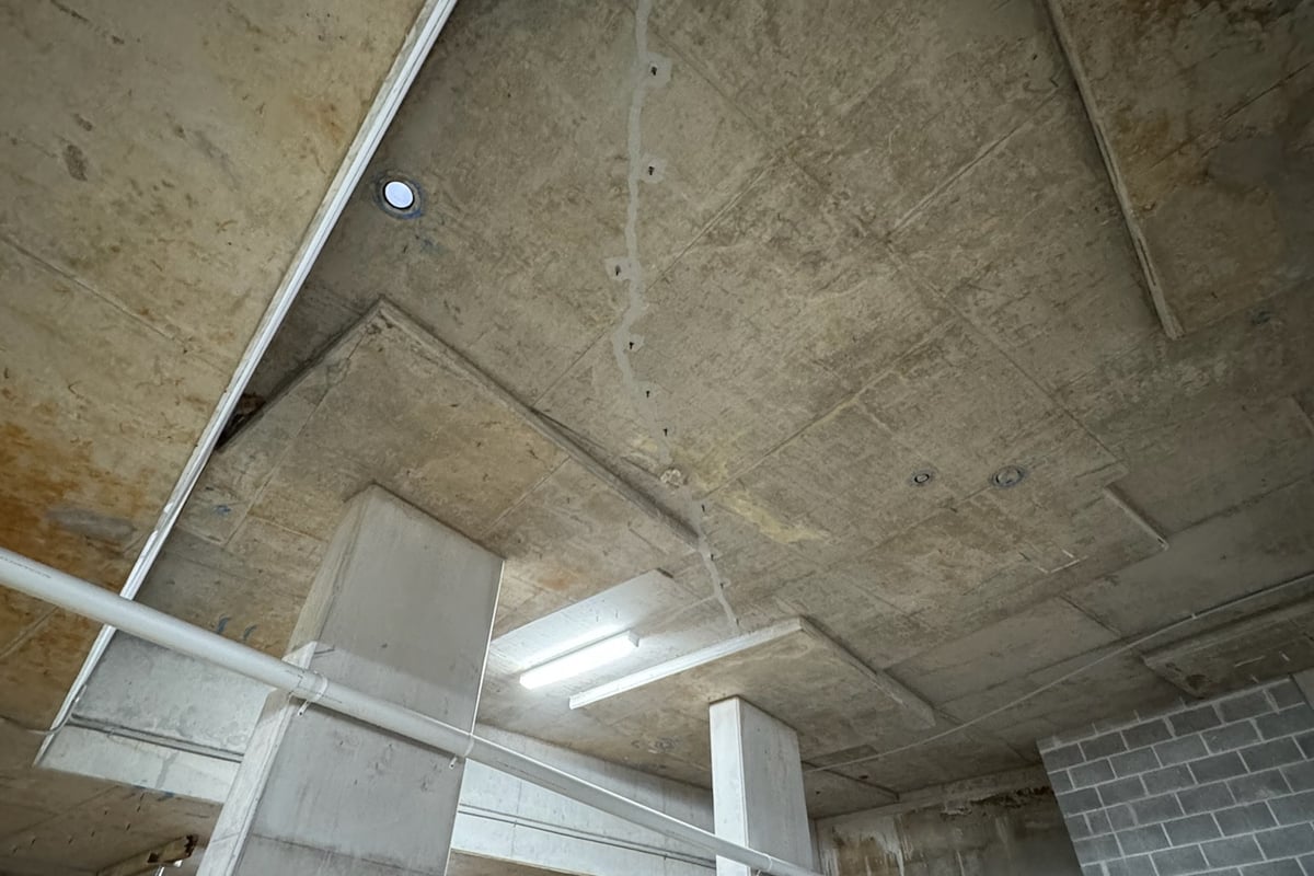 Pressure-monitored injection ensuring complete void filling against gravity